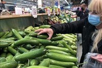 Dưa chuột bày bán tại một siêu thị ở Israel. 