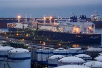 Tàu chở LNG Nikolay Urvantsev của Nga dỡ hàng tại cảng Bilbao, Tây Ban Nha, vào tháng 3/2022. Ảnh: Reuters