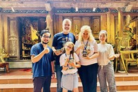 Du khách quốc tế trải nghiệm tại Làng cổ Đường Lâm, Sơn Tây, Hà Nội.