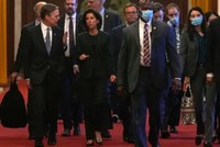 Bộ trưởng Thương mại Mỹ Gina Raimondo (ở giữa) nói chuyện với Đại sứ Mỹ tại Trung Quốc Nick Burns (bìa trái) trước thềm cuộc gặp với Thủ tướng Trung Quốc Lý Cường ở Bắc Kinh vào ngày 29/8/2023. Ảnh: AFP