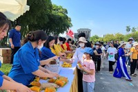 Trong dịp nghỉ Lễ Quốc khánh 2/9, Sở Du lịch Hà Nội tiếp tục phối hợp với Ban Quản lý Lăng Chủ tịch Hồ Chí Minh tổ chức tặng hơn 20.000 suất quà cho du khách đến thăm, viếng tại Lăng. 