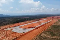 Thi công hạng mục đường cất hạ cánh sân bay Phan Thiết (Ảnh: Internet).