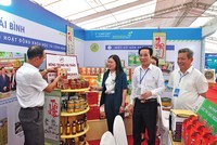 Phó chủ tịch UBND tỉnh Thái Bình Trần Thị Bích Hằng cùng lãnh đạo Sở Khoa học và Công nghệ tham quan gian trưng bày của Sở tại Techfest vùng đồng bằng sông Hồng 2023