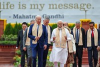 Thủ tướng Ấn Độ Narendra Modi (giữa), Tổng thống Mỹ Joe Biden và các nhà lãnh đạo thế giới khác thăm đài tưởng niệm anh hùng độc lập Ấn Độ Mahatma Gandhi, bên lề Hội nghị thượng đỉnh G20 ở New Delhi vào ngày 10/9. Ảnh: AFP