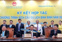 Tháng 2/2023, Sở Du lịch, Hiệp hội Du lịch Bình Định và Vietnam Airlines đã ký kết biên bản thỏa thuận hợp tác xây dựng sản phẩm kích cầu du lịch Bình Định năm 2023 với phương châm “Tăng tối đa chất lượng sản phẩm, giảm tối đa giá thành sản phẩm". Ảnh: Thùy Trang.