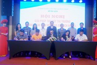 Các doanh nghiệp lữ hành và cơ sở lưu trú ký biên bản ghi nhớ về tăng cường liên kết, hợp tác tăng thu hút khách du lịch Hồi giáo tới Quảng Ninh. Ảnh: Đào Linh.