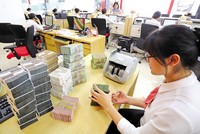 Phí phạt trả nợ khoản vay trước hạn thường từ 0,5 đến 2% hoặc cao hơn tùy từng ngân hàng cho vay. Ảnh: Đ.T 