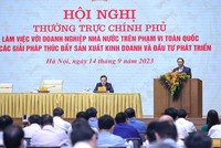 Thủ tướng Phạm Minh Chính chủ trì Hội nghị của Thường trực Chính phủ làm việc với doanh nghiệp Nhà nước về các giải pháp thúc đẩy sản xuất kinh doanh và đầu tư phát triển. (Ảnh: VGP/Nhật Bắc) 