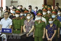 Cựu Phó chủ tịch UBND TP. Điện Biên Phủ Nguyễn Tuấn Anh cùng 8 bị cáo bị đưa ra xét xử. Ảnh: TTXVN.