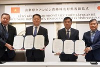 Lãnh đạo 2 tỉnh Quảng Bình - Yamanashi trao biên bản ghi nhớ hợp tác. Ảnh: Ngọc Mai