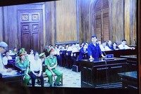 Để phục vụ xét xử, Tòa án triệu tập 12 người có quyền lợi, nghĩa vụ liên quan nhưng có nhiều đương sự vắng mặt.