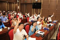 Các đại biểu HĐND TP. Hà Nội biểu quyết thông qua Nghị quyết.