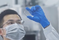 Nhà nghiên cứu tại Trung tâm Đổi mới và Khoa học Quốc tế Hàng Châu thuộc Đại học Chiết Giang của Trung Quốc xem xét các tấm oxit gali. Ảnh: Getty Images