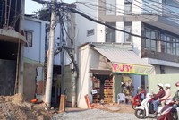 Những căn nhà “siêu nhỏ” trên đường Bùi Đình Túy. Ảnh: Việt Dũng 