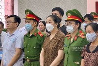 Cựu Phó chủ tịch UBND TP.Điện Biên Phủ Nguyễn Tuấn Anh cùng đồng phạm bị đưa ra xét xử. Ảnh: Lao động