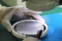 Quy định mới của Mỹ dựng "hàng rào bảo vệ" bằng cách hạn chế các bên nhận tài trợ của Mỹ đầu tư mở rộng sản xuất chất bán dẫn ở "các quốc gia đáng quan ngại" . Ảnh: AFP