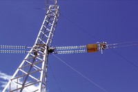 EVN đang tập trung các giải pháp tối ưu chi phí, cắt giảm chi phí không cần thiết để bớt gánh nặng tài chính. Trong ảnh: Sửa chữa đường dây 500kV Bắc - Nam. Ảnh: H.L