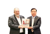  Anh hùng lực lượng vũ trang Nhân dân Phan Văn Quý chụp chung với Thủ tướng Cộng hòa Cuba Manuel Marrero Cruz tại Việt Nam năm 2022