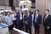 Thủ tướng Phạm Minh Chính tham quan các sản phẩm thân thiện môi trường tại Triển lãm Kinh tế xanh 2022.