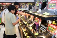 Người tiêu dùng mua Laptop giảm giá tại siêu thị điện máy FPT Shop.