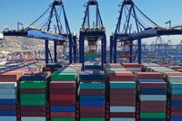 WTO giảm dự báo tăng trưởng thương mại toàn cầu 2023 xuống còn 0,8%.