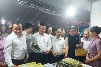 Sự kiện có hơn 100 gian hàng trưng bày, giới thiệu các sản phẩm OCOP của Hà Nội và các tỉnh, thành phố. 