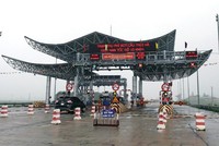 Lưu lượng xe và doanh thu thu phí cầu Thái Hà bị sụt giảm sau khi cầu Hưng Hà thông xe.