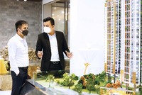 Khách hàng tìm hiểu thông tin dự án căn hộ tại TP.HCM.