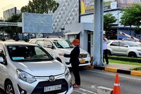 Thu phí vào sân bay Tân Sơn Nhất.