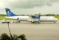 Tàu bay ATR72 của VASCO đón khách tại Sân bay Rạch Giá.