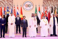 Thủ tướng, Hoàng Thái tử Saudi Arabia Mohammed bin Salman đón Thủ tướng Phạm Minh Chính và các trưởng đoàn dự Hội nghị. (Ảnh: VGP) 