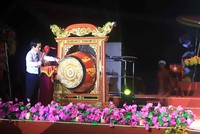 Phó Bí thư thường trực Tỉnh ủy, Chủ tịch HĐND tỉnh Thái Bình Nguyễn Tiến Thành đánh trống khai hội chùa Keo mùa Thu 2023. 