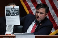 Nghị sỹ Mike Johnson phát biểu tại phiên điều trần của Ủy ban Tư pháp Hạ viện Mỹ ở Washington, DC. (Ảnh: AFP/TTXVN)