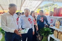 Lãnh đạo tỉnh Thái Bình, các sở ngành và huyện Vũ Thư tham quan các gian hàng tại Hội chợ