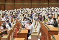 Đại biểu Quốc hội góp ý Luật Nhà ở chiều ngày 26/10. Ảnh: Cổng thông tin Điện tử Quốc hội