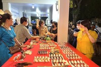 Gian hàng thủ công mỹ nghệ truyền thống tại Lễ hội Quà tặng Du lịch Hà Nội 2022.