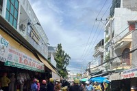 Người dân tập trung đến nhà chủ hụi ở phường Phú Thủy, TP.Phan Thiết, Bình Thuận.