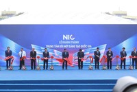 Thủ tướng Chính phủ Phạm Minh Chính cùng các vị lãnh đạo trung ương, đại diện các doanh nghiệp tài trợ cắt băng khánh thành Trung tâm Đổi mới sáng tạo Quốc gia - cơ sở Hòa Lạc (Ảnh: Chí Cường)