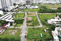 Do chưa xác định được giá đất, nên nhiều dự án bất động sản phải nằm “bất động”. Trong ảnh: Dự án Lotus Residence tại quận 7 (TP.HCM)