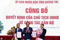 Chủ tịch UBND tỉnh Quảng Trị Võ Văn Hưng trao quyết định và tặng hoa chúc mừng Giám đốc Sở Tài nguyên & Môi trường Trần Văn Quảng (phải ảnh) và Giám đốc Sở Công Thương Nguyễn Trường Khoa (trái ảnh).