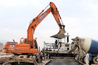 Nhà thầu thi công hạng mục đường cất hạ cánh Cảng Hàng không Ðiện Biên. (Ảnh: Quốc Huy, báo Điện Biên Phủ).