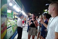 Du khách quốc tế thưởng thức các sản phẩm đặc thù của vùng đất nắng tại Ngày Văn hóa, Du lịch Ninh Thuận tại Cần Thơ năm 2023 vừa diễn ra đầu tháng 11/2023. Ảnh: Phan Vi. 