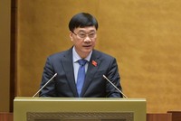 Chủ nhiệm Uỷ ban Kinh tế Vũ Hồng Thanh trình bày báo cáo thẩm tra.