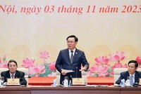 Chủ tịch Quốc hội Vương Đình Huệ lắng nghe các ý kiến đóng góp của đại diện các gia đình doanh nhân tiêu biểu