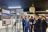 Công chúng ngắm nhìn một Việt Nam tươi mới, sống động qua các triển lãm ảnh.