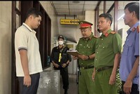 Cơ quan công an đọc lệnh bắt ông Lê Dương.