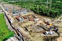 Dự án cao tốc Bến Lức - Long Thành đã được thi công trở lại sau gần 3 năm “ngủ đông”. Ảnh: Lê Toàn