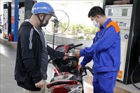 Mua bán xăng, dầu tại điểm kinh doanh xăng dầu trên địa bàn Hà Nội. Ảnh: Trần Việt/TTXVN