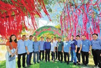 Bộ trưởng Lê Minh Hoan (thứ 6 từ trái qua) và lãnh đạo tỉnh khảo sát mô hình Hội quán Cùng nhau làm du lịch