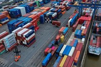Các container hàng hóa tại cảng Duisburg, Đức. (Ảnh: AFP/TTXVN)